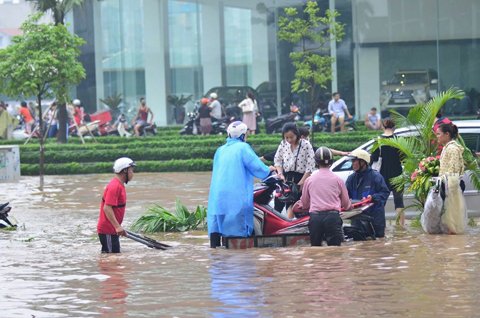 Giải[-]cứu[-]xe[-]máy[-]ngập[-]nước[-]trên[-]đường[-]Phạm[-]Hùng
